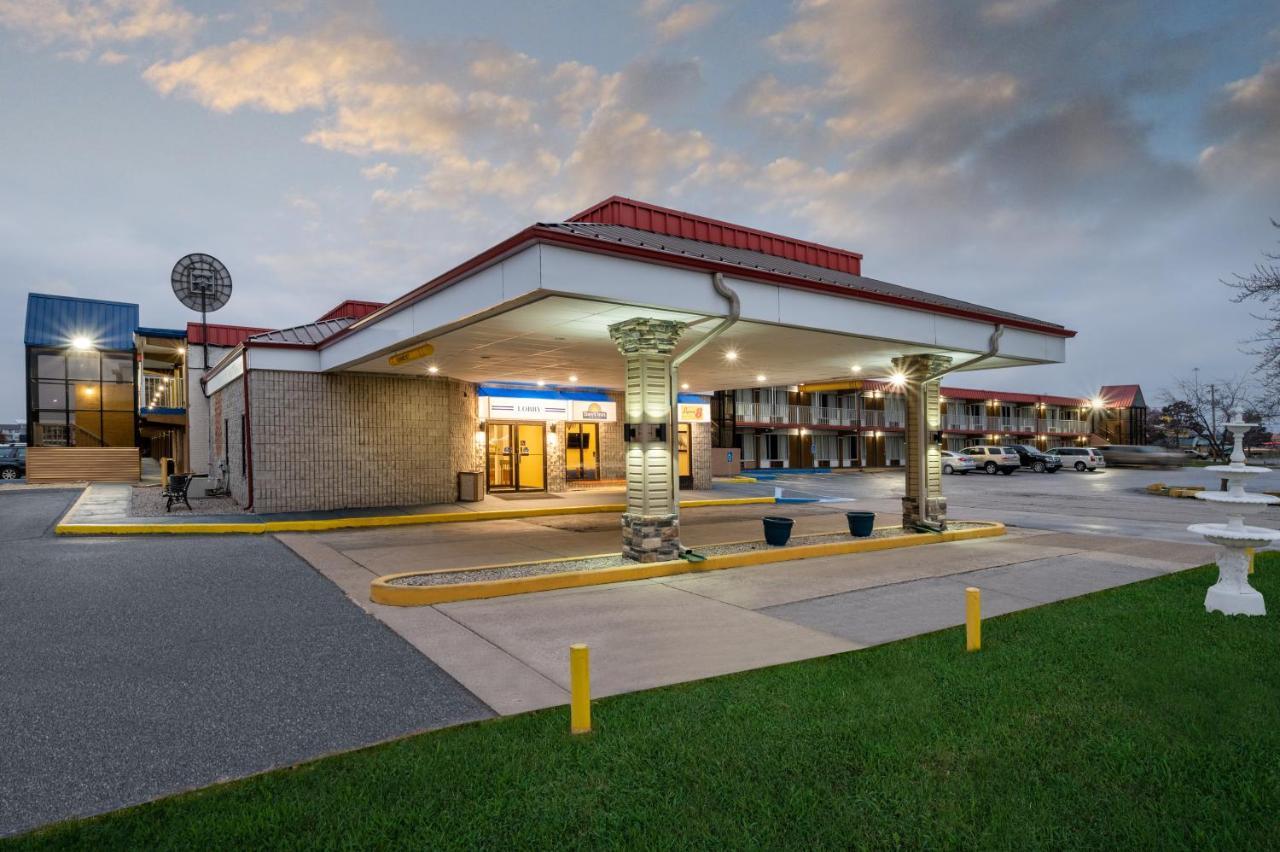 Super 8 By Wyndham Perrysburg-Toledo Hotell Exteriör bild