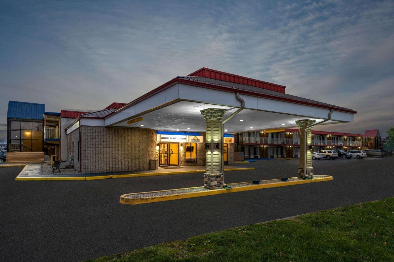 Super 8 By Wyndham Perrysburg-Toledo Hotell Exteriör bild