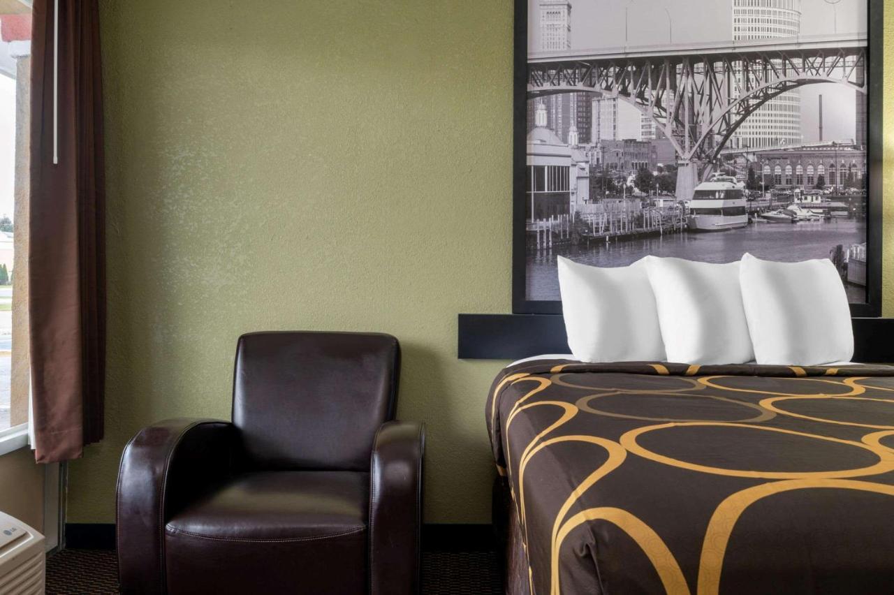 Super 8 By Wyndham Perrysburg-Toledo Hotell Exteriör bild