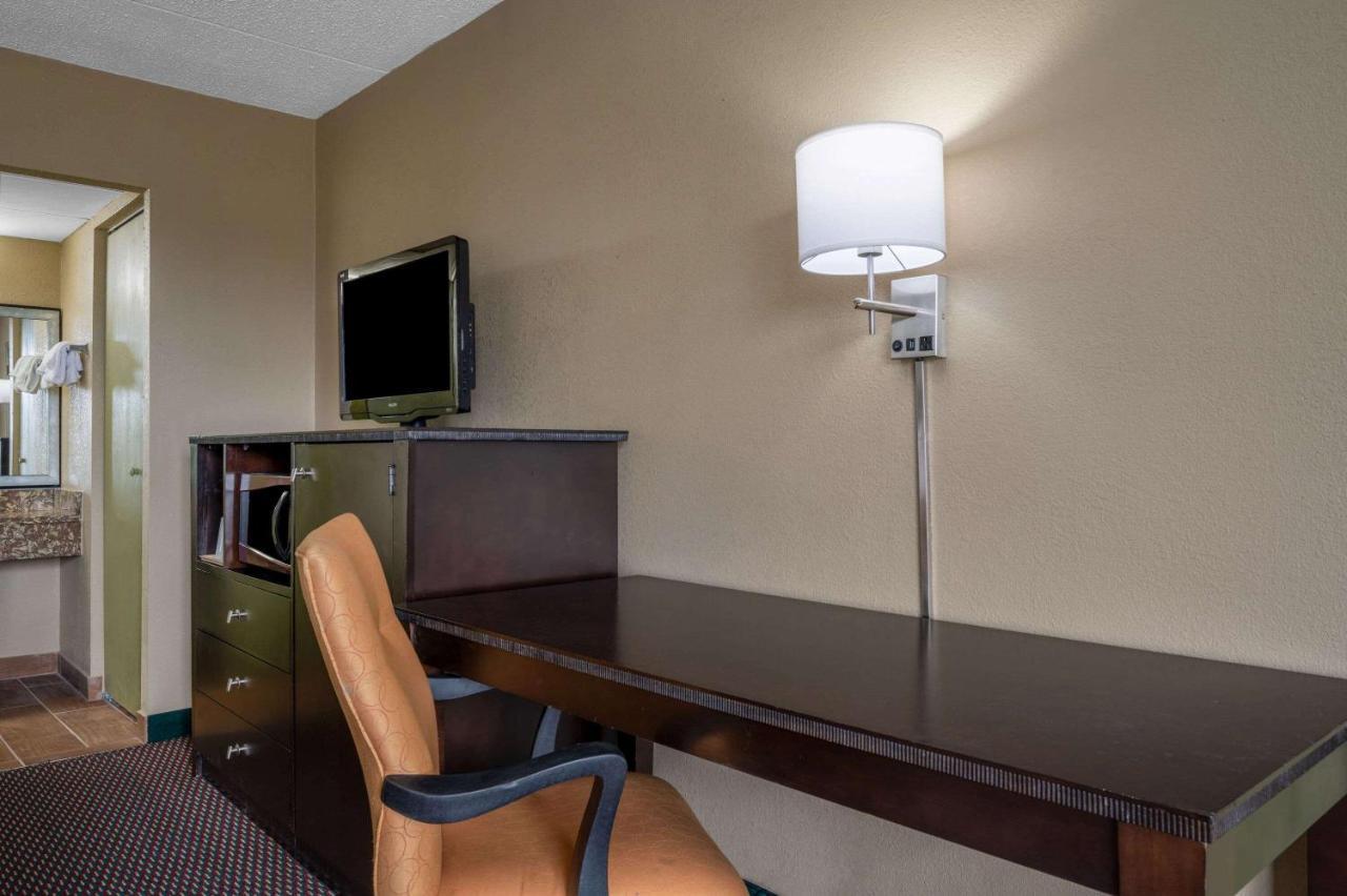 Super 8 By Wyndham Perrysburg-Toledo Hotell Exteriör bild