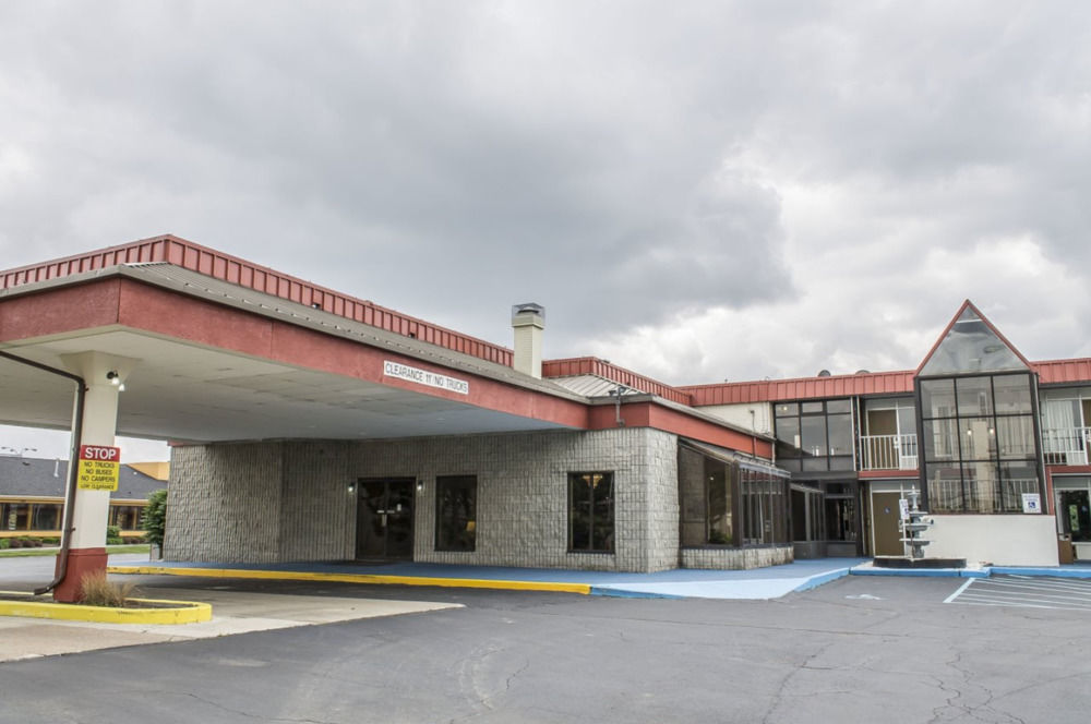 Super 8 By Wyndham Perrysburg-Toledo Hotell Exteriör bild
