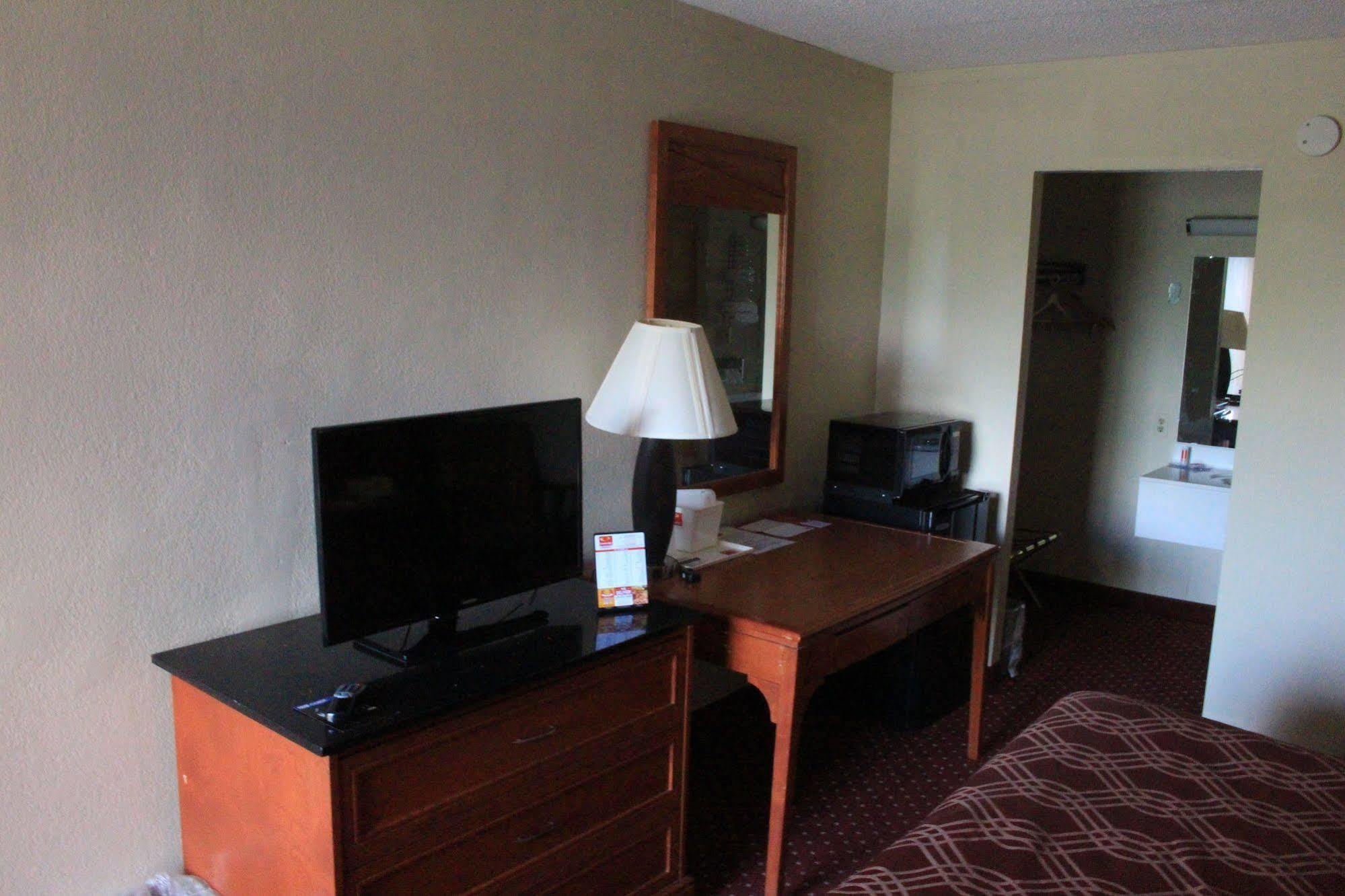 Super 8 By Wyndham Perrysburg-Toledo Hotell Exteriör bild