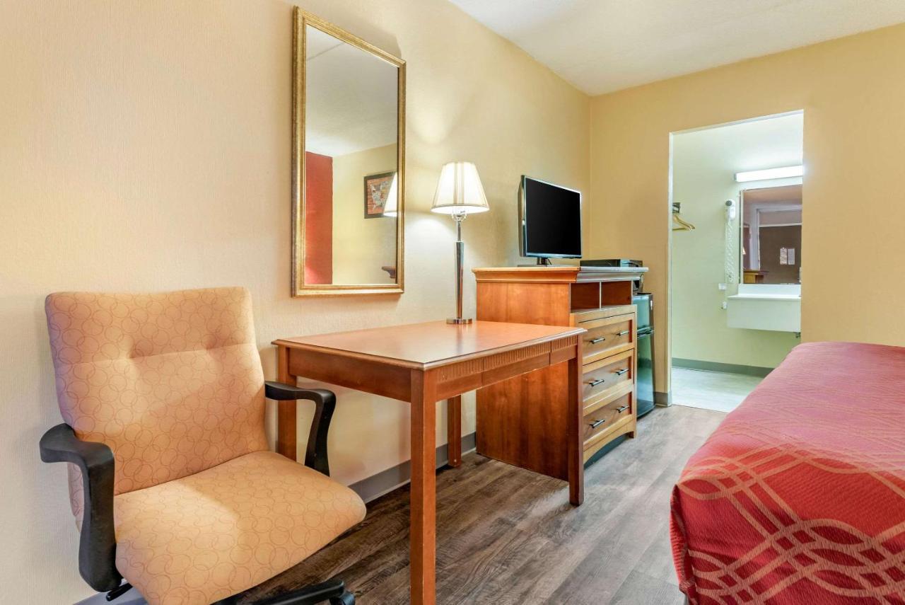 Super 8 By Wyndham Perrysburg-Toledo Hotell Exteriör bild
