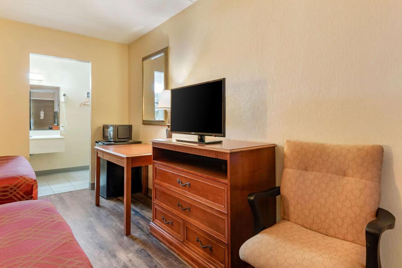 Super 8 By Wyndham Perrysburg-Toledo Hotell Exteriör bild